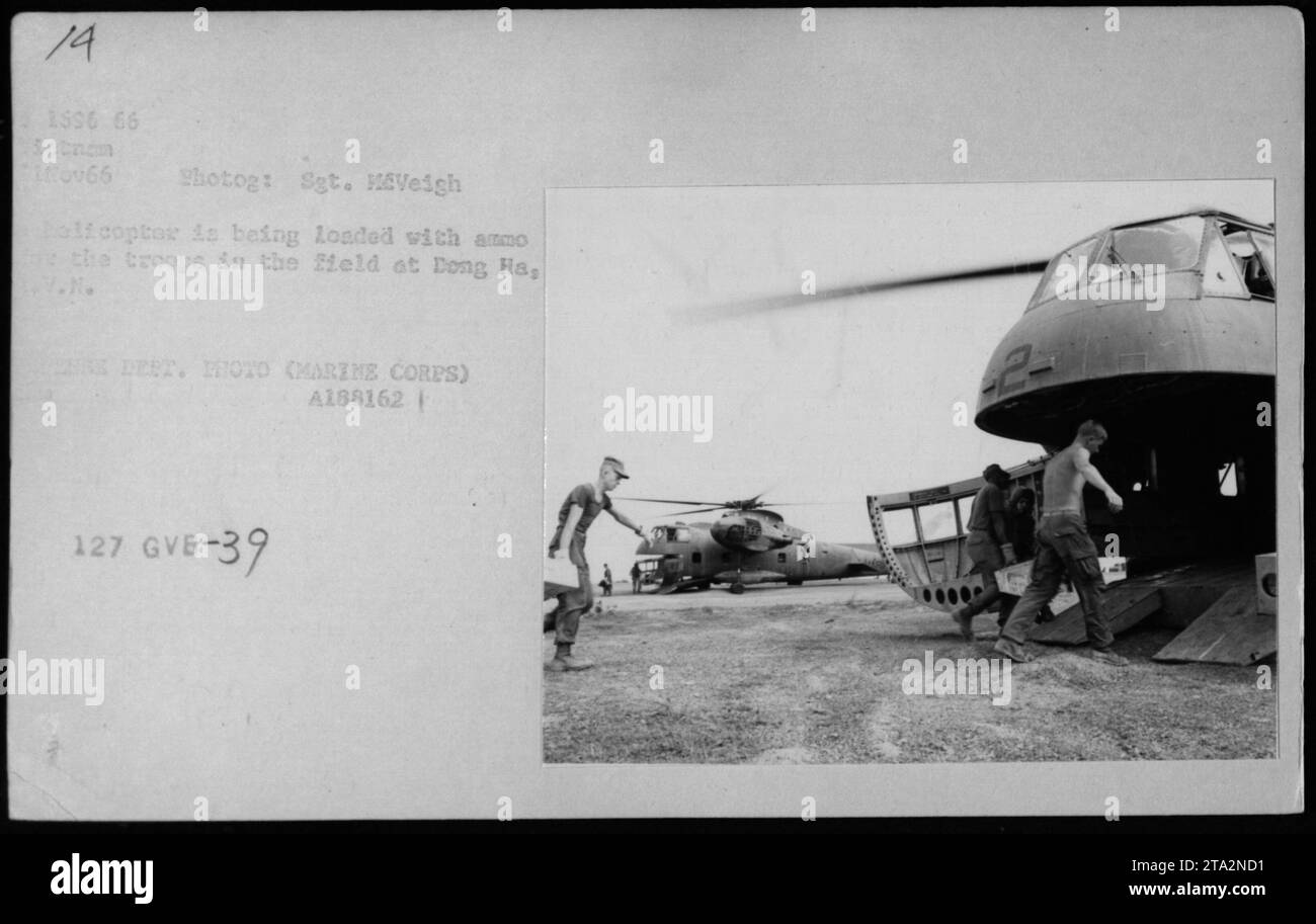 Sgt. HEVeigh fotografierte im November 1966 Truppen, die Munition auf einen Hubschrauber in Dong Ha, Vietnam, verfrachten. Das Bild dokumentiert amerikanische Militäroperationen, bei denen Munition und Truppeneinsatz eingesetzt werden. Stockfoto