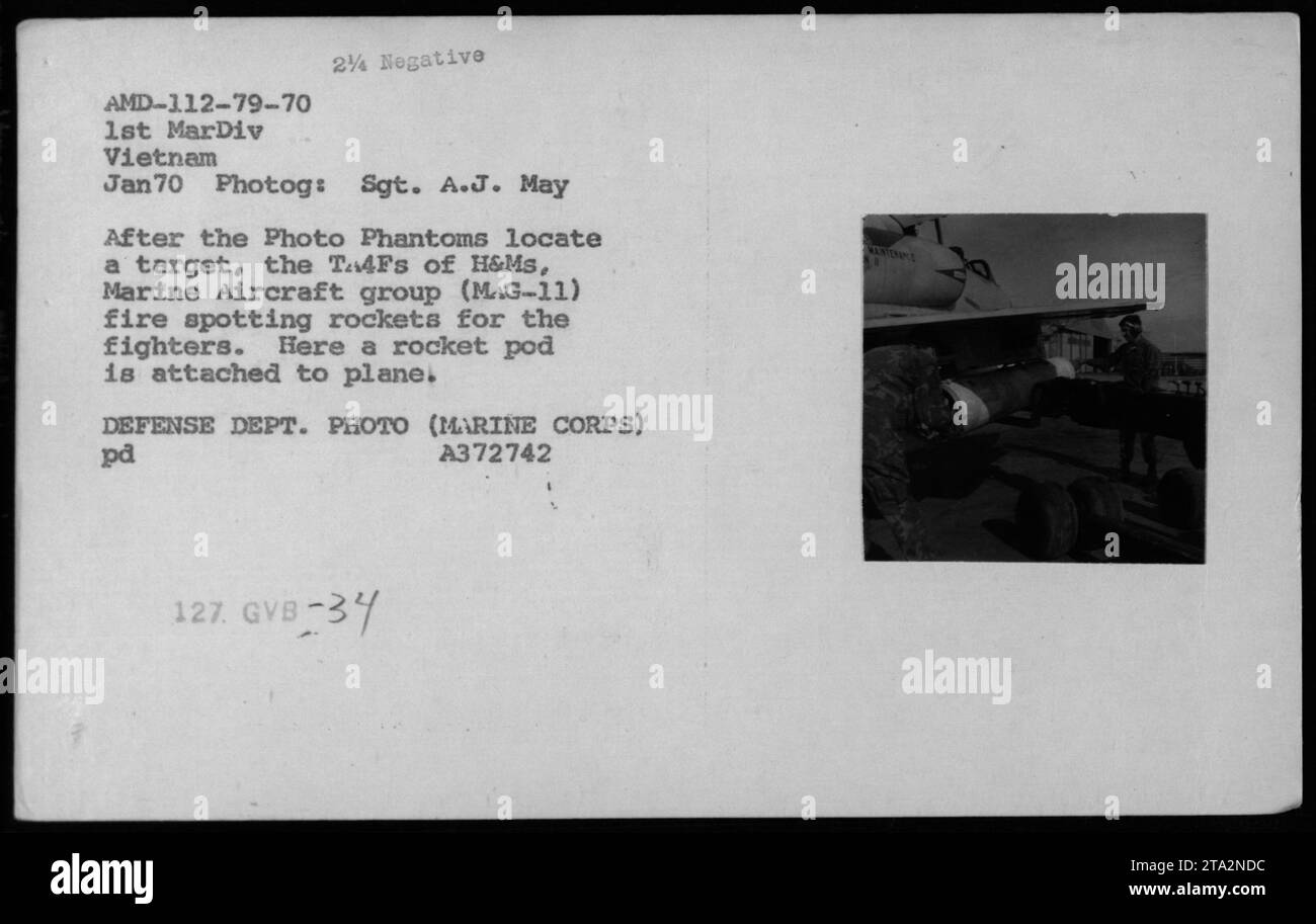 Marines befestigten eine Raketenkapsel an einem Marineflugzeug in Vietnam, Januar 1970. Die TA4Fs von H&Ms, Marine Aircraft Group (mag-11), feuerten Raketen für die Jäger ab, nachdem die Photo Phantoms Ziele gefunden hatten. VERTEIDIGUNGSABTEILUNG. FOTO (MARINE CORPS). Stockfoto