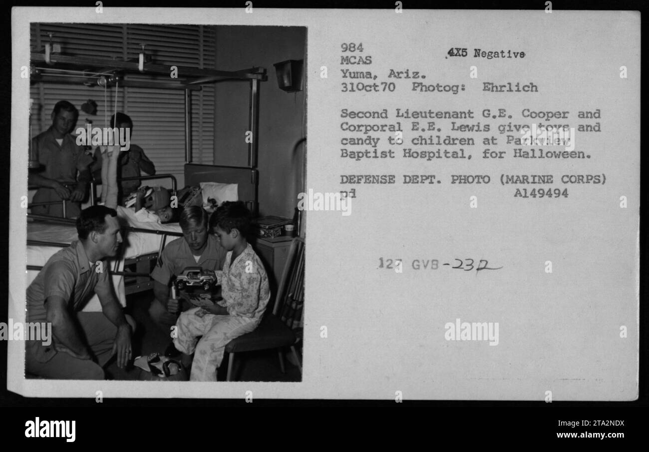 Lieutenant G.E. Cooper und Corporal E.E. Lewis verteilen Spielzeug und Süßigkeiten an Kinder im Parkview Baptist Hospital an Halloween im MCAS Yuma, Arizona im Oktober 1970. Das Foto zeigt den Akt der Großzügigkeit des Militärs als Teil der amerikanischen Militäraktivitäten während des Vietnamkriegs. Stockfoto