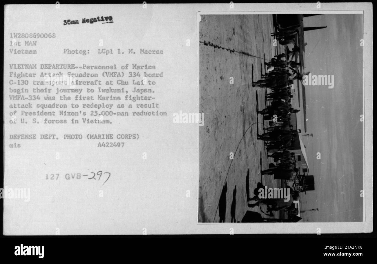 Marines der VMFA-334 besteigen einen C-130-Transport in Chu Lai, Vietnam, um sie nach Iwakuni, Japan, umzustellen, als Teil der Reduzierung der US-Streitkräfte durch Präsident Nixon während des Vietnamkriegs. Stockfoto
