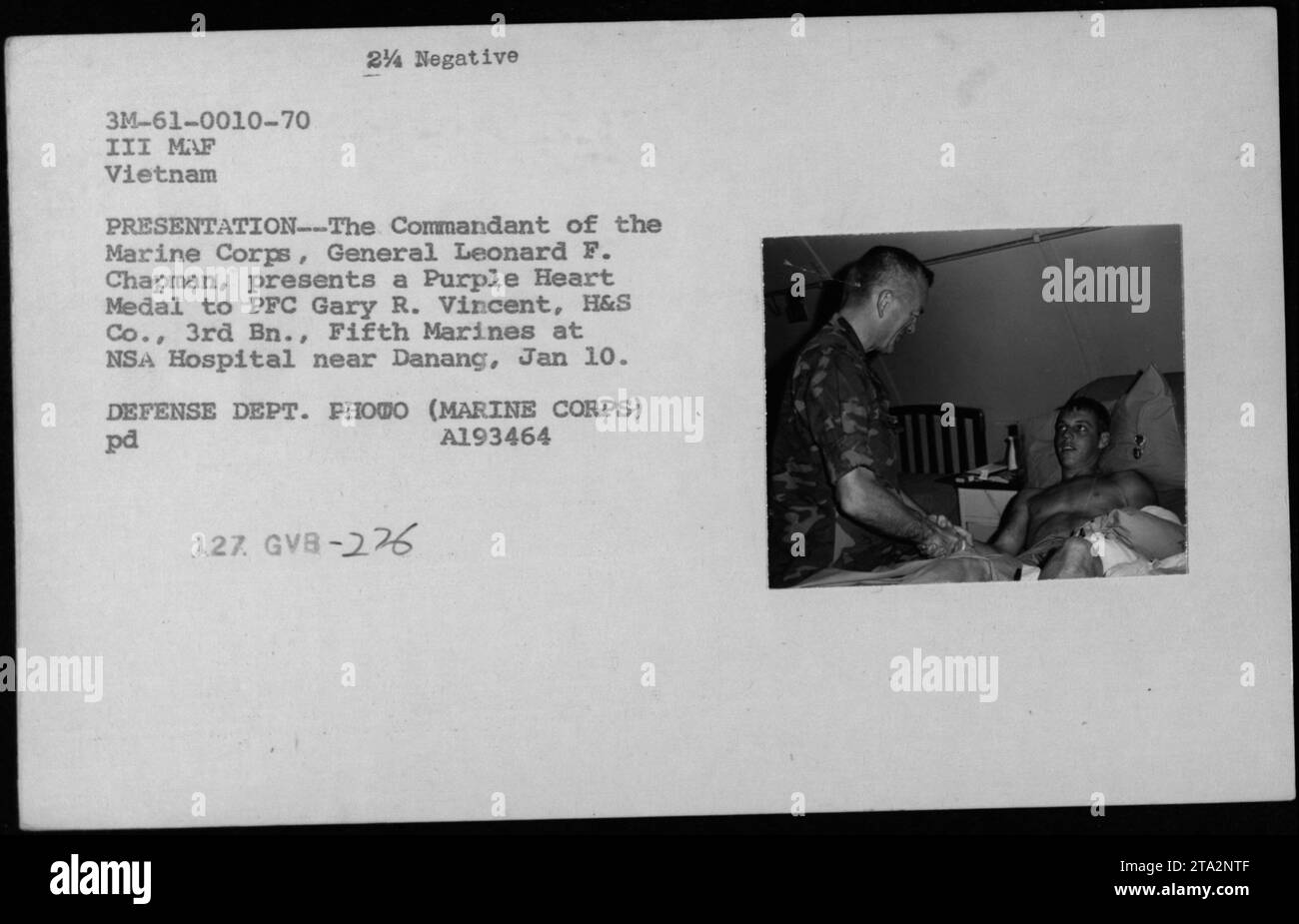 General Leonard F Chapman überreichte am 10. Januar eine Purple Heart Medal an den privaten First Class Gary R. Vincent von H&S Co., 3. Bataillon, 5. Marines im NSA Hospital in der Nähe von Danang. Dieses Ereignis wurde während des Vietnamkrieges vom Verteidigungsministerium auf einem Foto festgehalten. Stockfoto