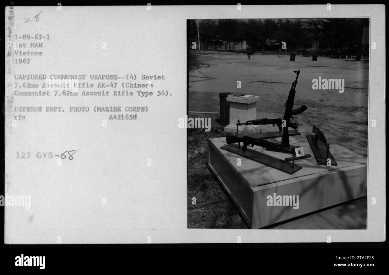 Im Jahr 1967 dokumentierte das Verteidigungsministerium eine Sammlung gefangener Waffen, einschließlich sowjetischer AK-47 und chinesischer 7,62 mm-Sturmgewehre vom Typ 56 in Vietnam. Stockfoto