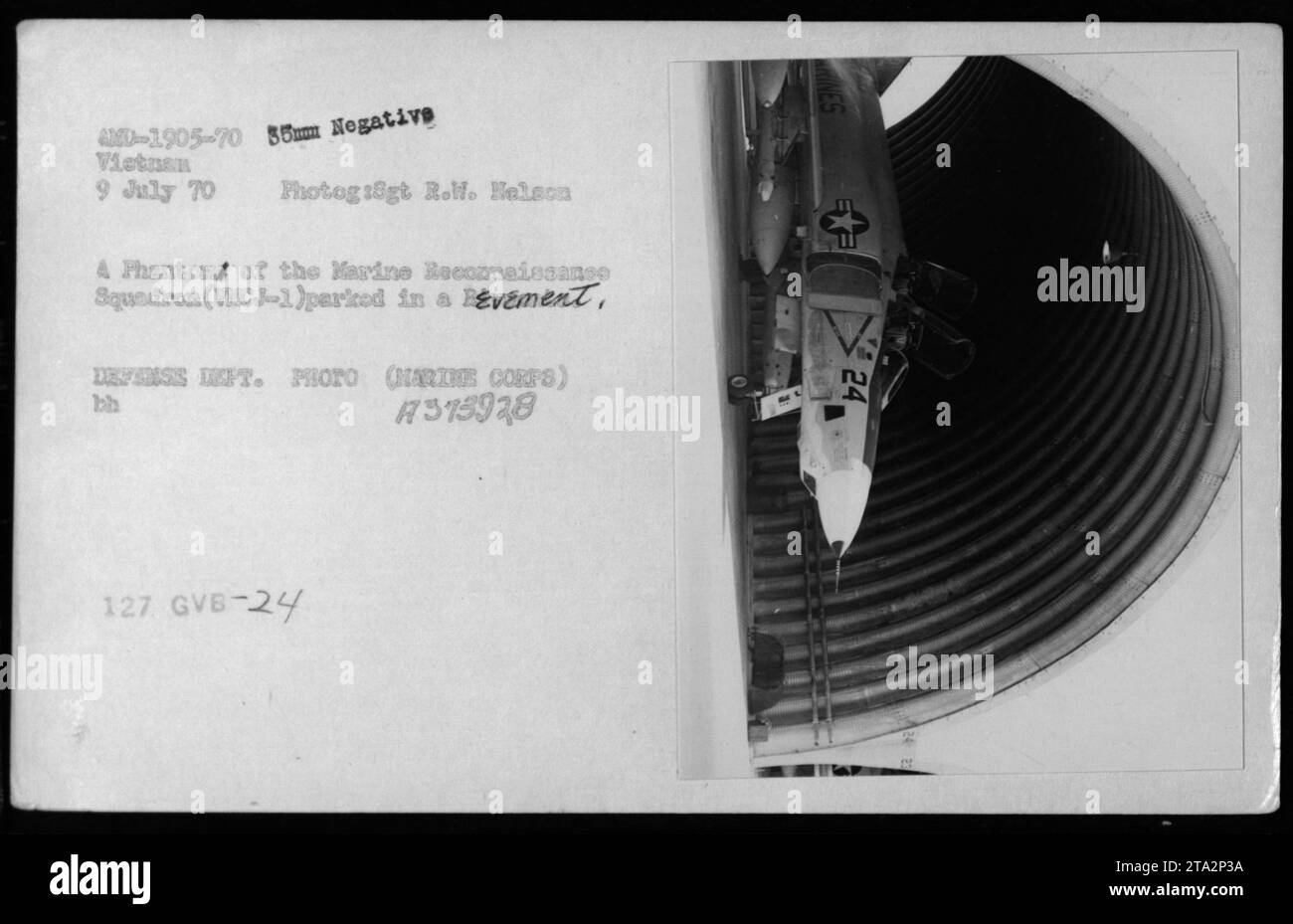 Titel: F-4 Phantom parked in a overtement - 9. Juli 1970 Beschreibung: Ein F-4 Phantom Jet, der der Marine Reconnaissance Squadron VMCJ-1 gehört, wird in Vietnam geparkt. Dieses Foto wurde am 9. Juli 1970 von Sgt. R.W. Nelson aufgenommen. Es handelt sich um ein 35-mm-Negativbild mit der Bezeichnung AMD-1905-70. Das Verteidigungsministerium hat seine Echtheit mit dem Identifikationscode A373928 127 GVB-24 überprüft. Stockfoto