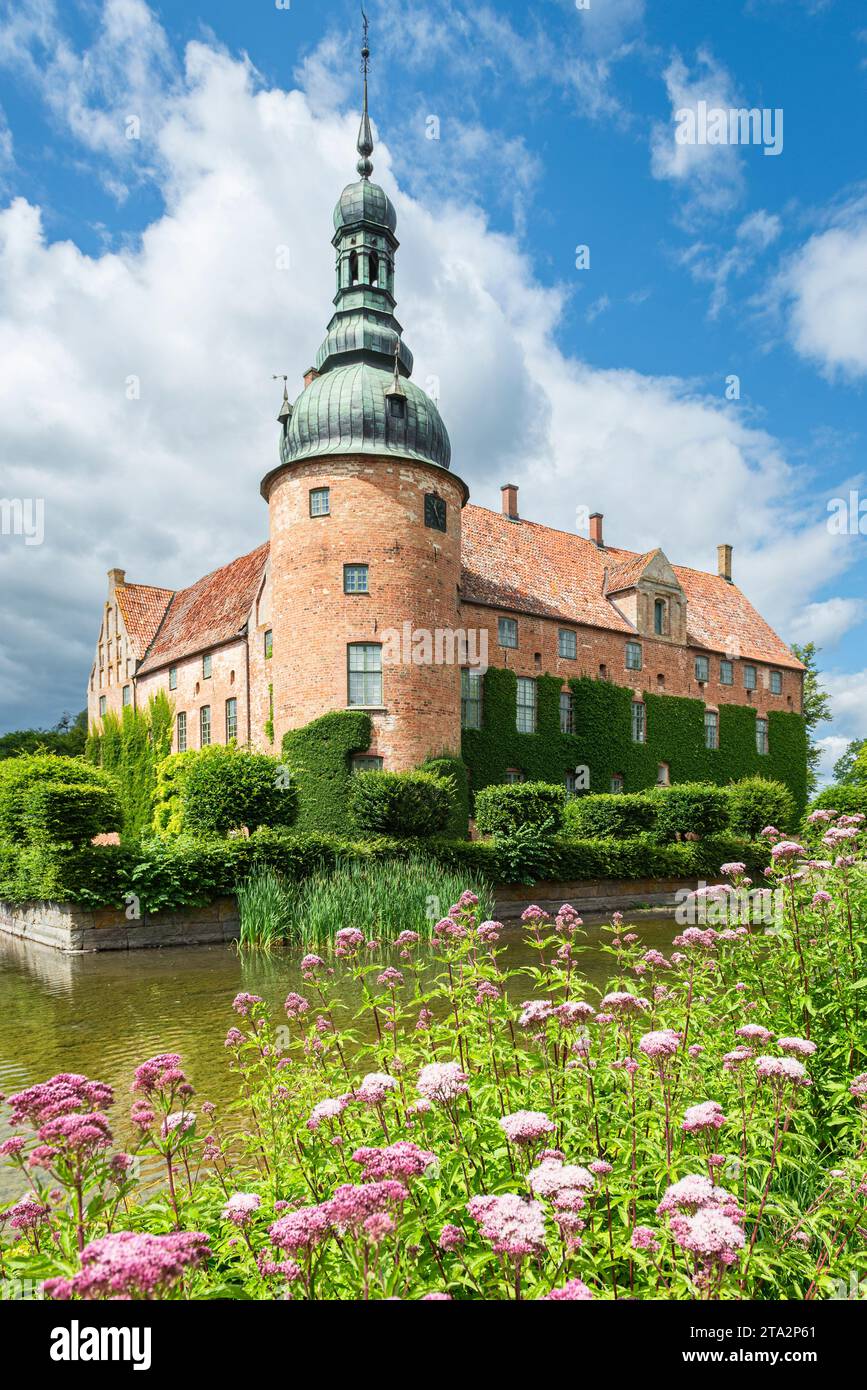 Das Renaissanceschloss Vittskövle mit Park, blühenden Blumen und Wassergraben in Südschweden im Sommer Stockfoto