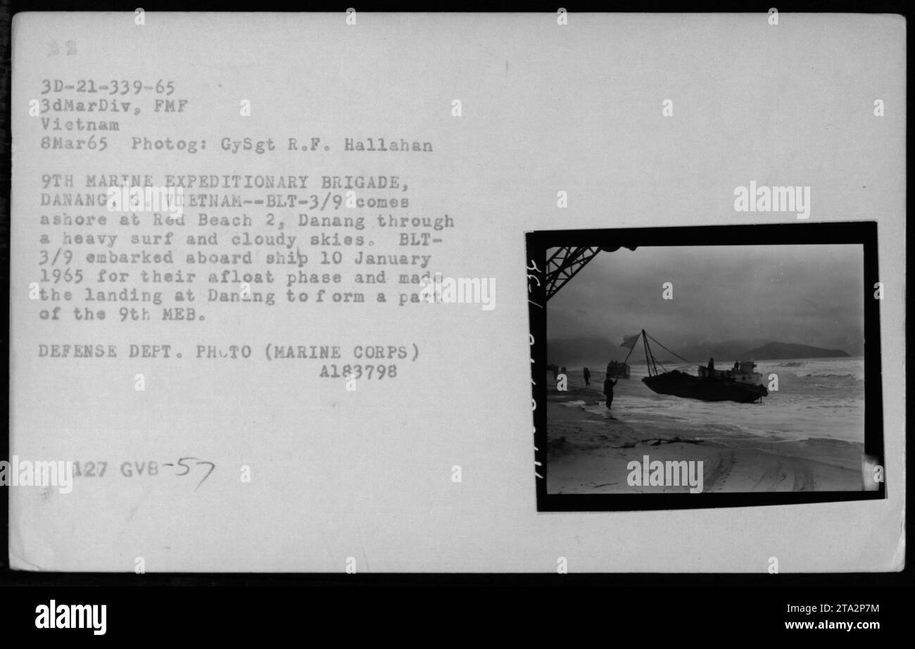 Die US-Marines der 9th Marine Expeditionary Brigade (MEB) landeten am 8. März 1965 in Red Beach 2, Danang durch starke Brandung und bewölkten Himmel. Die Brigade bildete einen Teil der 9. MEB und erreichte Danang nach einer Float-Phase am 10. Januar 1965. Foto von GySgt R.F. Hallahan." Stockfoto