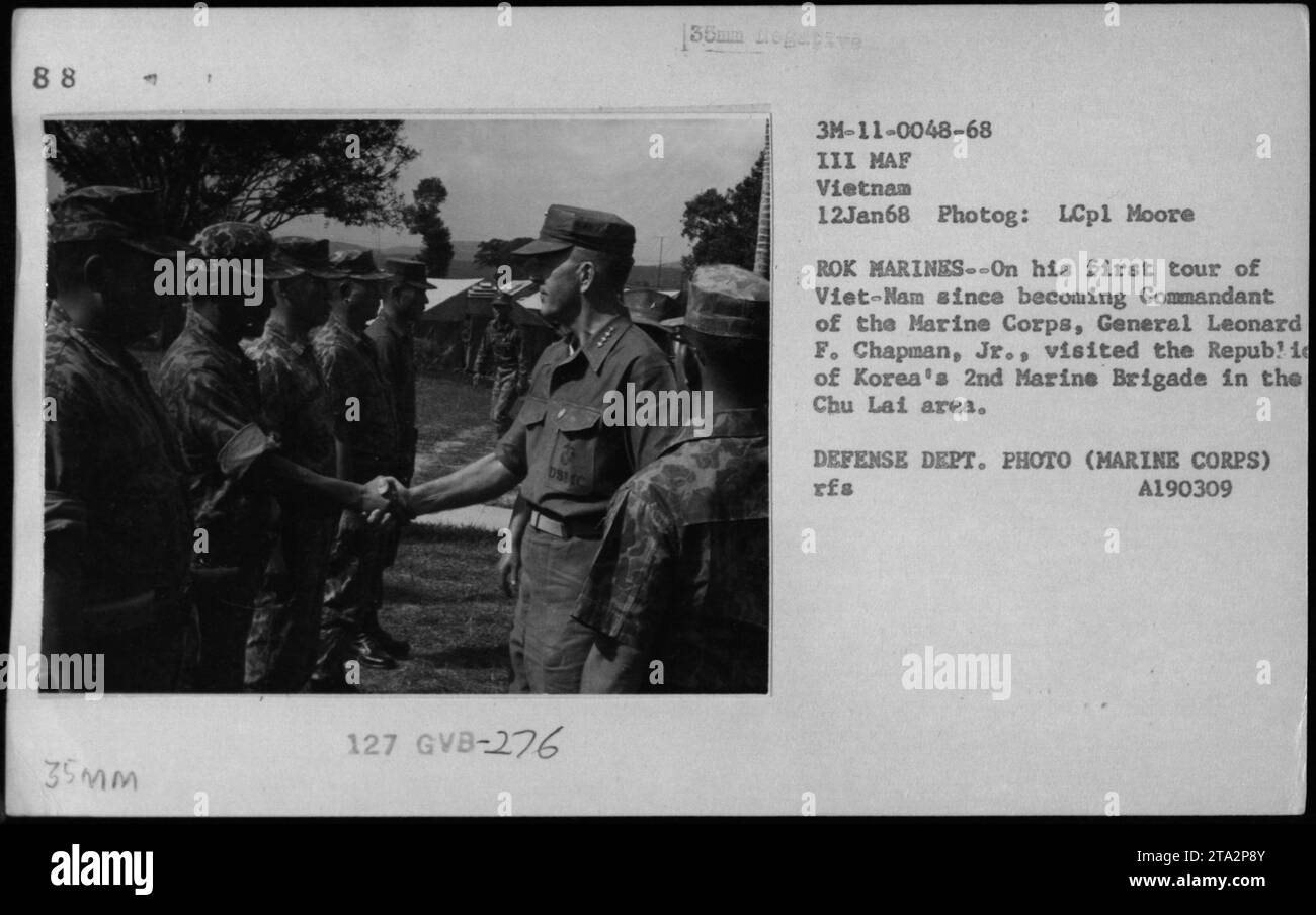 General Leonard F. Chapman, Jr., besucht die 2. Marine Brigade der