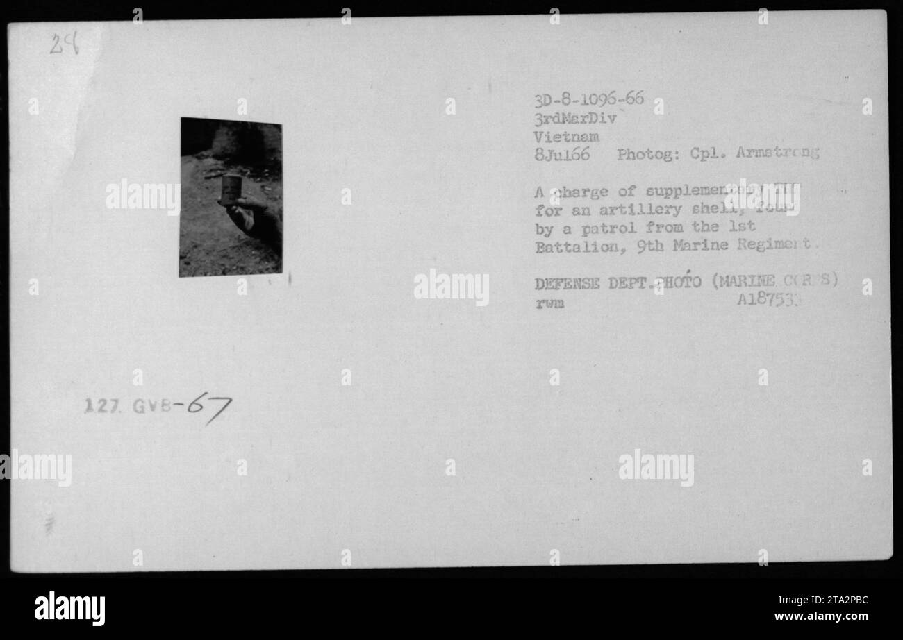 Das 1. Bataillon, 9. Marine-Regiment entdeckt während einer Patrouille in Vietnam am 8. Juli 1966 eine zusätzliche T-Ladung für eine Artillerieguss. Foto von CPL. Armstrong zeigt die gefangengenommene Waffe. Stockfoto