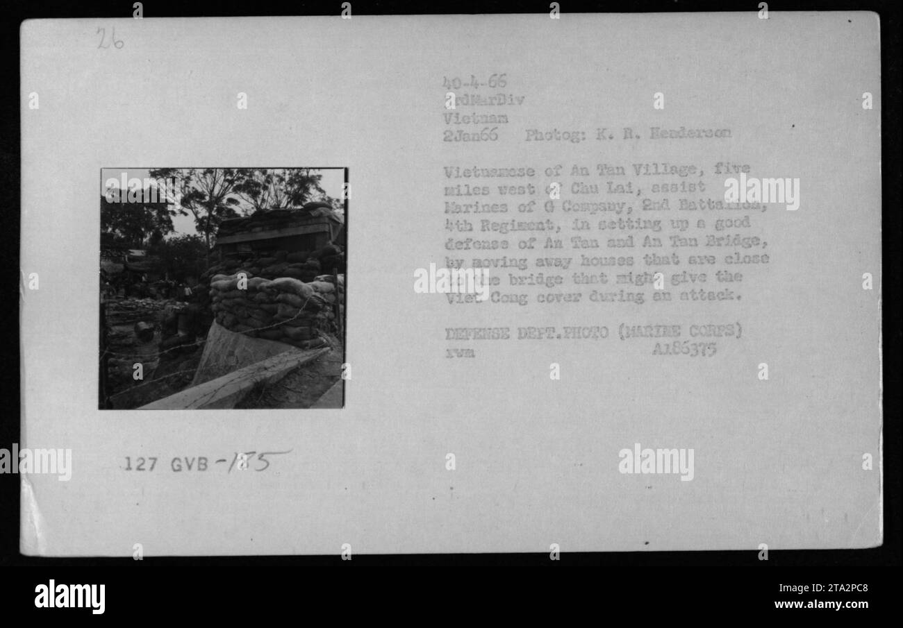 Vietnamesische Zivilisten unterstützen US-Marines bei der Errichtung einer Verteidigungsposition in einem Tan Village, 8 Meilen westlich von Chu Lai, Vietnam. Dabei wurden Häuser in der Nähe der an Tan Bridge entfernt, die den Viet Cong bei Angriffen schützen könnten. Foto vom 2. Januar 1966 von K. R. Henderson. Stockfoto
