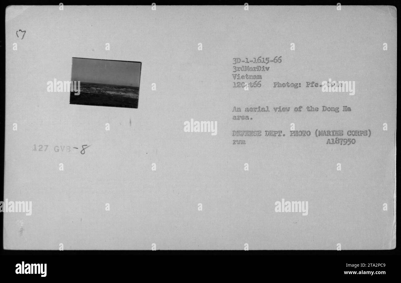 Luftaufnahme von Dong Ha, Vietnam am 12. Oktober 1966, mit Gelände, Landschaft und militärischen Aktivitäten. Foto von PFC. Cole für das Verteidigungsministerium und das Marine Corps während des Vietnamkriegs. Stockfoto