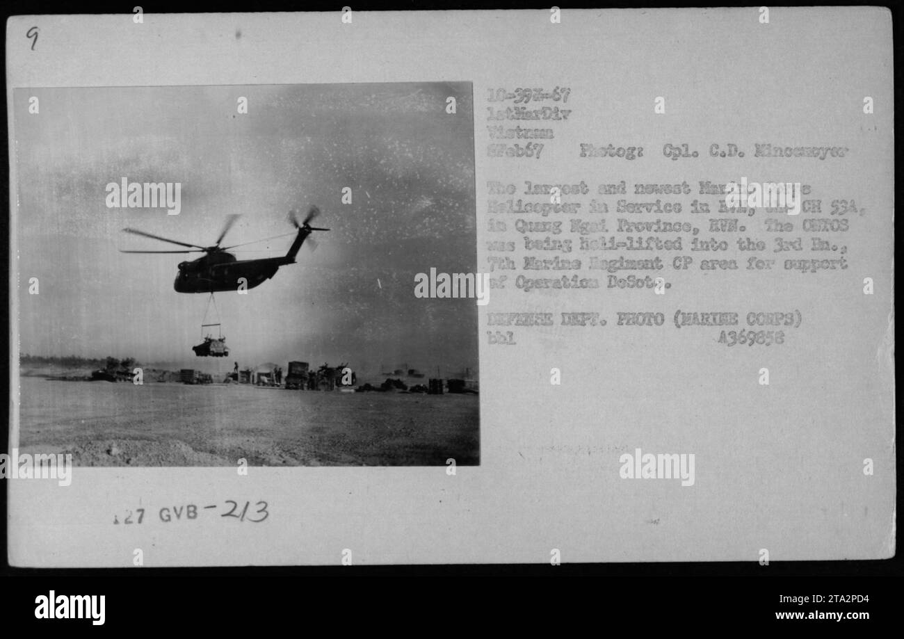Der Hubschrauber des Marine Corps CH-53A wurde am 8. Februar 1967 in das 3. Infanterie-7. Marine Regiment CP-Gebiet in der Provinz Quang Tri, Vietnam, gebracht. Der Hubschrauber, bekannt als der größte und neueste im Einsatz, wird zur Unterstützung der Operation DeSoto transportiert. Foto von OPL. C.D. Kinoemeyec. Stockfoto