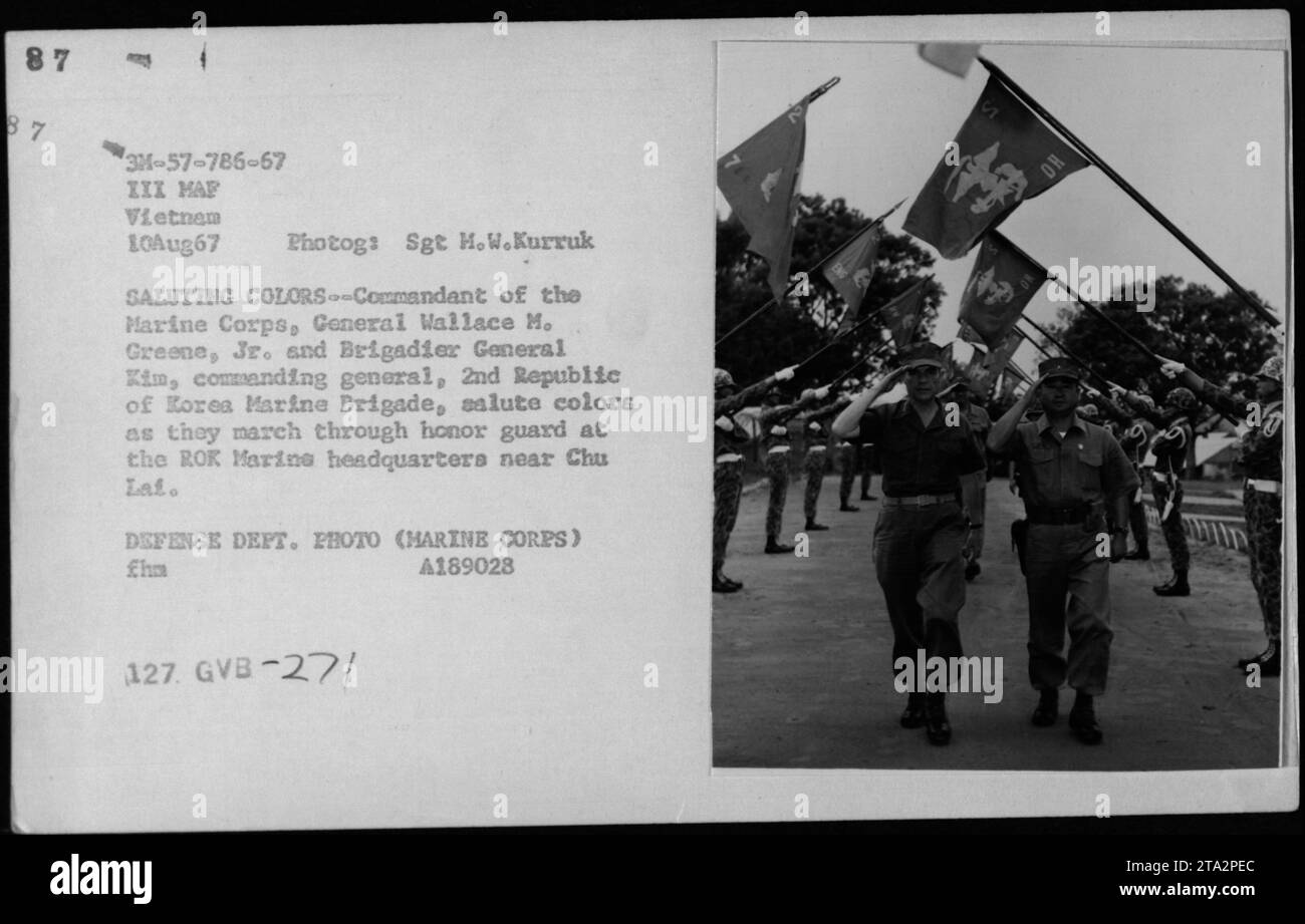 General Wallace M. Greene Jr., Kommandeur des Marine Corps, und Brigadegeneral Kim begrüßten die Farben, während sie am 10. August 1967 während amerikanischer Militäraktivitäten in Vietnam durch eine Ehrenwache im Hauptquartier der ROK Marine nahe Chu LAF marschierten. Stockfoto