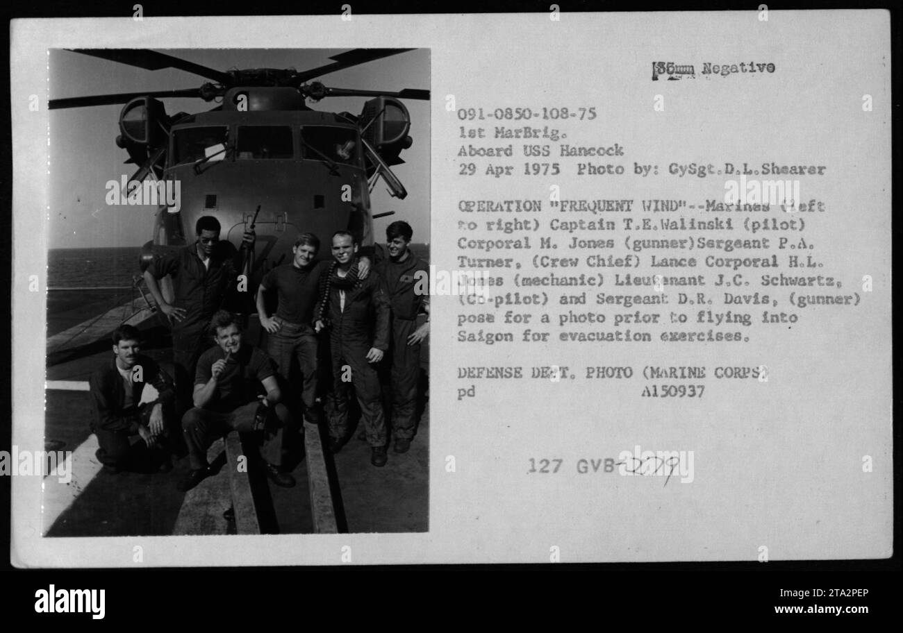 Mitglieder des US-Militärs von der 1st Marine Brigade posieren für ein Foto an Bord der USS Hancock während der Operation Frequent Wind am 29. April 1975. Sie bereiten sich darauf vor, nach Saigon zu fliegen, um Evakuierungsübungen durchzuführen. Auf dem Bild sind die genannten Personen Captain T. E. Walinski (Pilot), Corporal M. Jones (Revolver), Sergeant P. A. Turner (Crew Chief), Lance Corporal H. L. Jones (Mechaniker), Lieutenant J. C. Schwartz (Co-Pilot) und Sergeant D. R. Davis (Revolver). Dieses Foto wurde offiziell vom Verteidigungsministerium (Marine Corps) veröffentlicht. Stockfoto