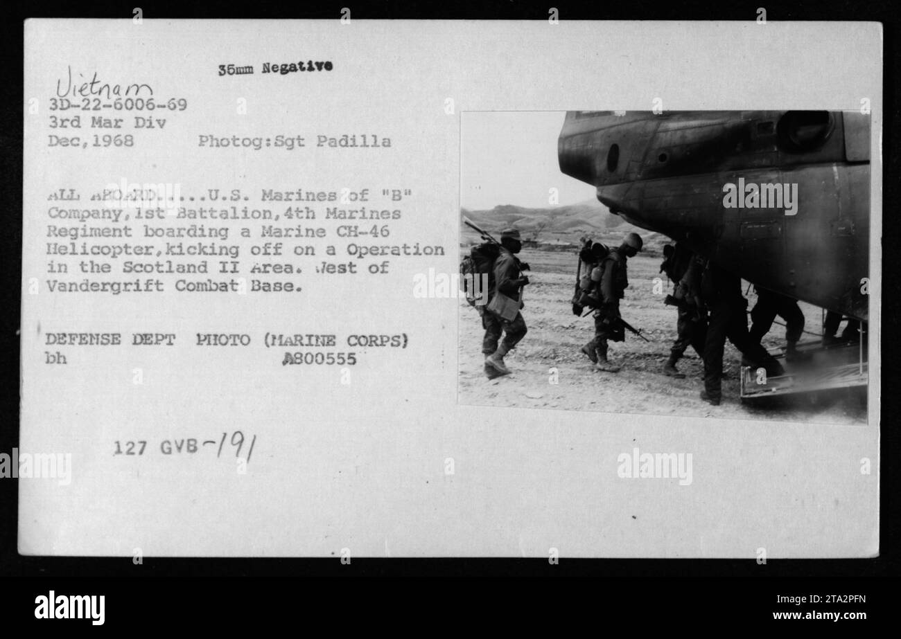 Marines der B Company, 1. Bataillon, 4. Marines besteigen im Dezember 1968 einen CH-46 Hubschrauber für Operationen in Schottland II in der Nähe der Vandergrift Combat Base, um die 3. Marine Division während des Vietnamkriegs zu unterstützen. Foto von Sgt Padilla. Stockfoto