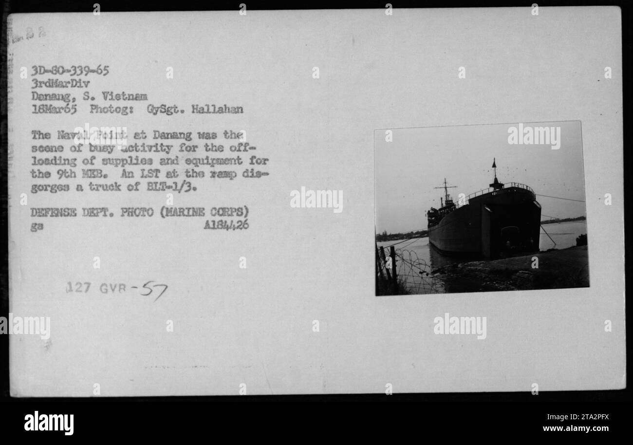 Marinestelle in Danang, wo Vorräte und Ausrüstung für die 9. Marine Expeditionary Brigade (MEB) von einem LST entladen wurden. Ein Truck des Bataillon Landing Teams 1/3 (BLT-1/3) wird entladen. Bild aufgenommen am 18. März 1965 von GySgt. Hallahan, ein Fotograf des Verteidigungsministeriums. Stockfoto