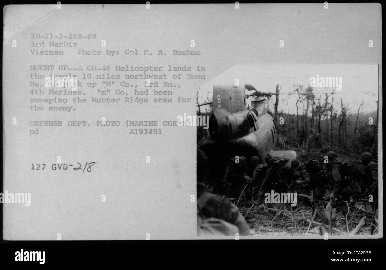 Ein CH-46 Hubschrauber landet im Dschungel, 16 Meilen nordwestlich von Dong Ha, Vietnam, um 'M' Co., 3. BN., 4. Marines abzuholen. Die Marines hatten Operationen in der Gegend um Mutter Ridge durchgeführt. Das Foto wurde von CPL. P. R. Boehme aufgenommen und vom Verteidigungsministerium geliefert. Stockfoto