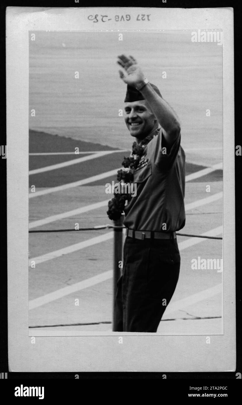 US-Marine-Kriegsgefangene steigen während der Operation Homecoming an Bord eines Flugzeugs, als Teil ihrer Rückführung aus der Gefangenschaft in Nordvietnam, um amerikanisches Militär in die Vereinigten Staaten zurückzubringen. Stockfoto