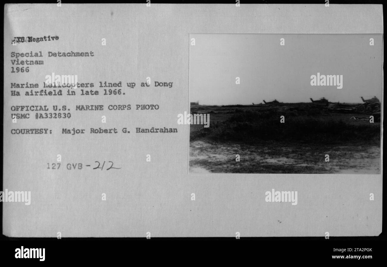 Ende 1966 stehen auf dem Flugplatz Dong Ha in Vietnam Marine-Hubschrauber zur Verfügung, die militärische Luftfahrt-Präsenz und Unterstützung für Bodenoperationen zeigen. Stockfoto