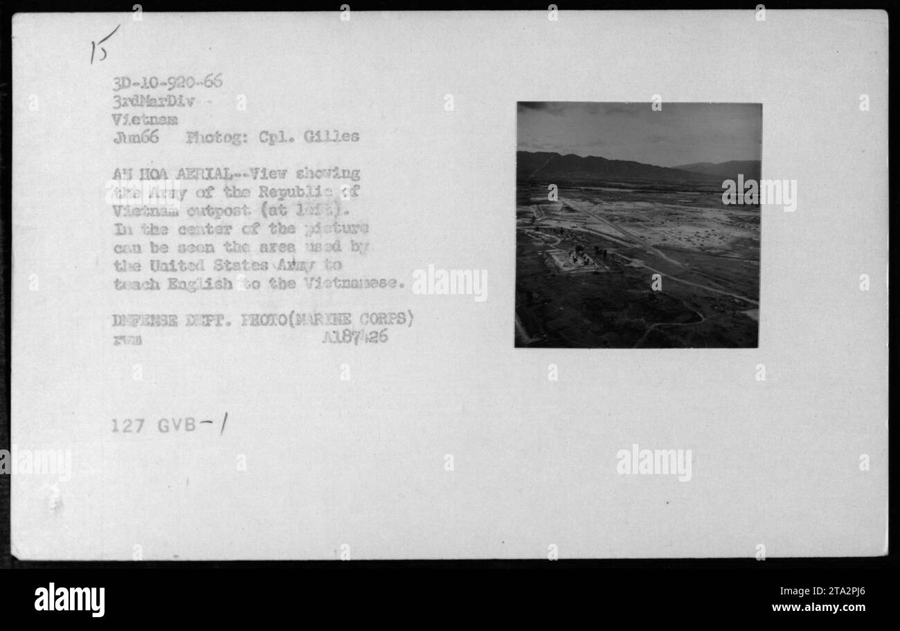 Luftbild mit dem Außenposten der Armee der Republik Vietnam an Standort 1 im Juni 1966 in an Hoa, Vietnam. Das Foto zeigt auch das Gebiet, das von den Vereinigten Staaten für den Englischunterricht für Vietnamesen genutzt wurde. Dieses Foto wurde von Gilles All, einem Fotojournalisten des Marine Corps, aufgenommen. Stockfoto