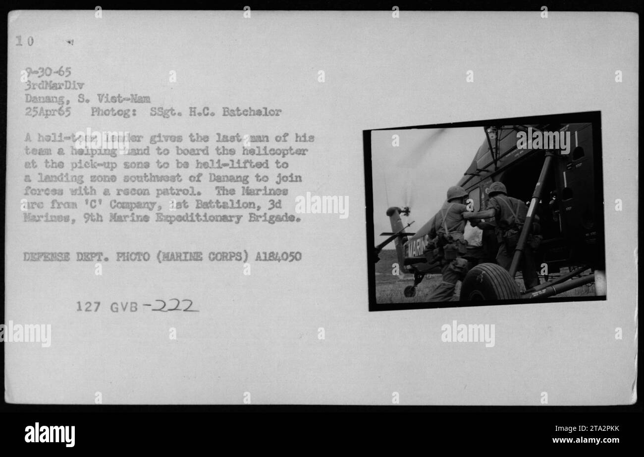 Ein UH-34 Hubschrauber hilft einem Mitglied des Marine Corps beim Boarding, bevor er am 25. April 1965 in eine Landezone in der Nähe von Danang, Südvietnam, transportiert wird. Das Team wird sich einer Aufklärungspatrouille anschließen. Das Foto dokumentiert Truppenbewegungen und amerikanische Militäroperationen während des Vietnamkriegs. Stockfoto