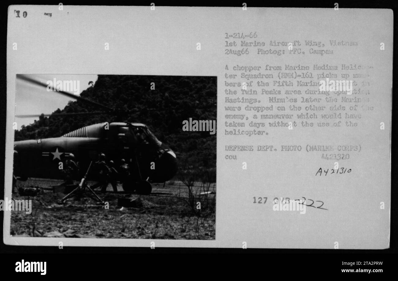 Am 2. August 1966 transportierten UH-34 Hubschrauber von HMM-161 Mitglieder des Fifth Marine Regiments in der Twin Peaks-Zone während der Operation Hastings in Vietnam. Stockfoto