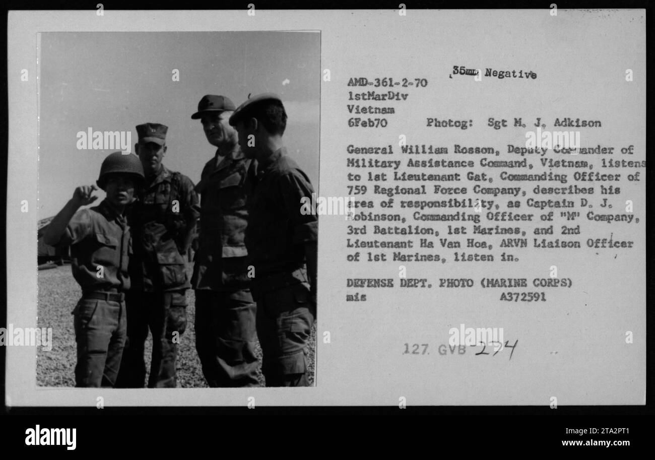 General William Rosson, Deputy Commander of Military Assistance Command Vietnam, hört auf 1st Lieutenant Gat, während Captain D.J. Robinson und 2nd Lieutenant Ha Van Hoa am 6. Februar 1970 während amerikanischer Militäroperationen in Vietnam beobachten. Foto von Sgt. M.J. Adkison. Stockfoto