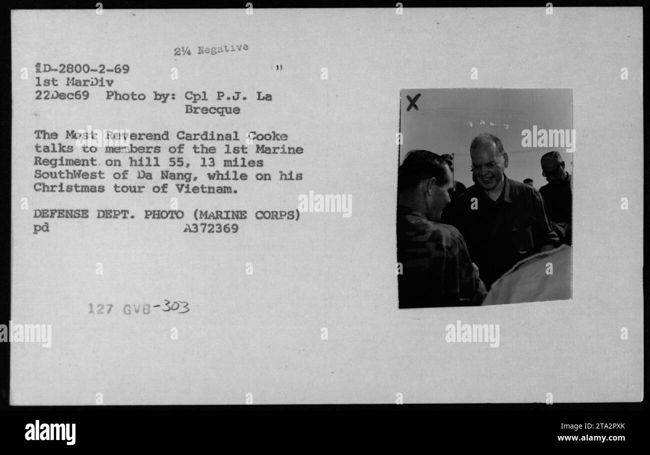 Terence Kardinal Cooke spricht mit Mitgliedern des 1st Marine Regiments auf Hill 55, 13 Meilen südwestlich von da Nang, während seiner Weihnachtstour durch Vietnam am 22. Dezember 1969. Das Foto von CPL P.J. La Brecque dokumentiert die religiöse Auseinandersetzung mit Militärangehörigen. Stockfoto