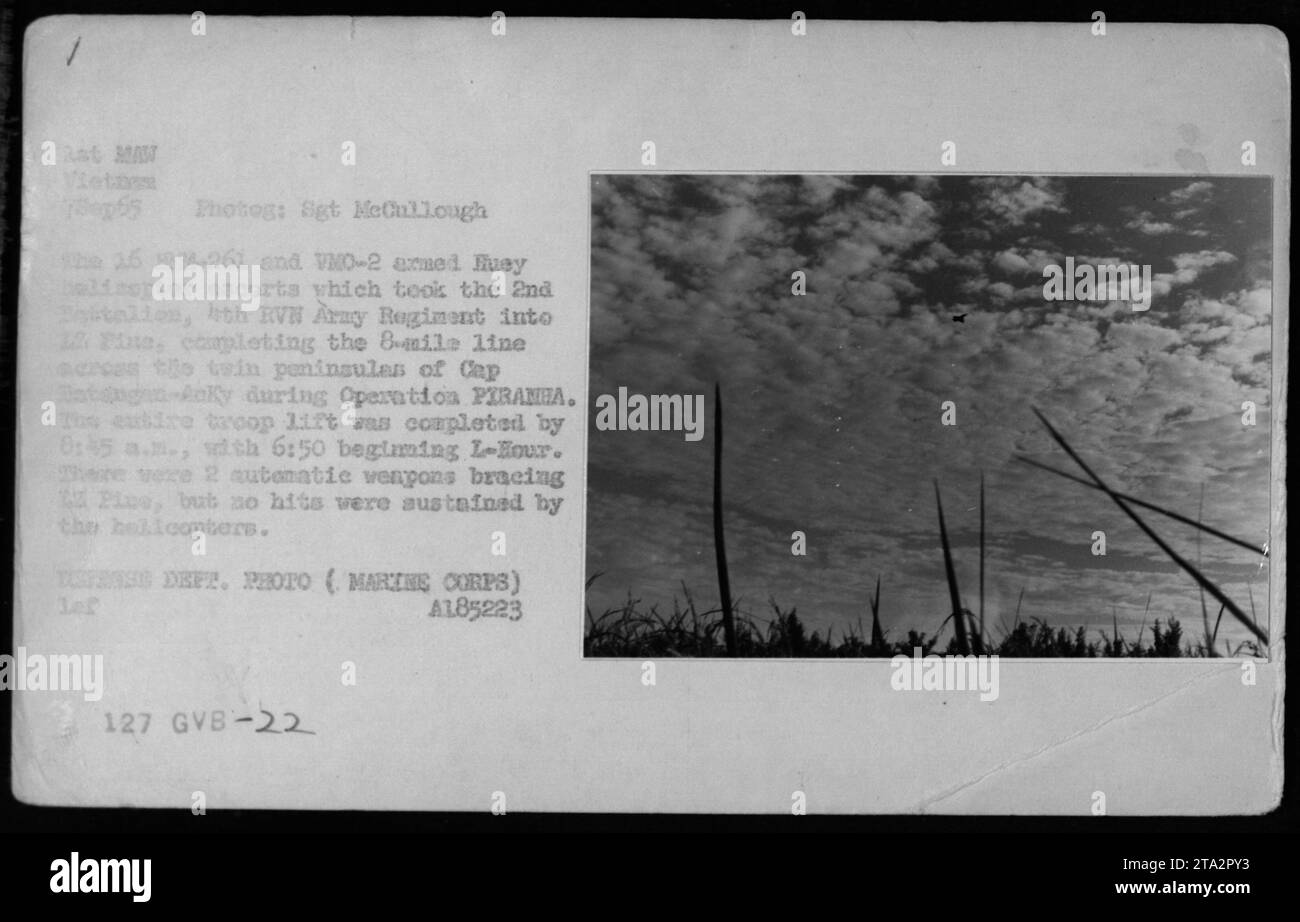 A-4 Skyhawk Aircraft nimmt am 7. September 1965 an der Operation PIRANHA in Vietnam Teil. Das Foto zeigt bewaffnete Huey-Hubschrauber-Escorts von 16 HMM-261 und VMO-2 Einheiten, die das 2. Bataillon, 4. RVN-Armeeregiment nach LZ Pine transportieren. Trotz der Begegnung mit zwei automatischen Waffen in der Landezone gab es keine Treffer der Hubschrauber. VERTEIDIGUNGSABTEILUNG. FOTO (MARINE CORPS) Stockfoto