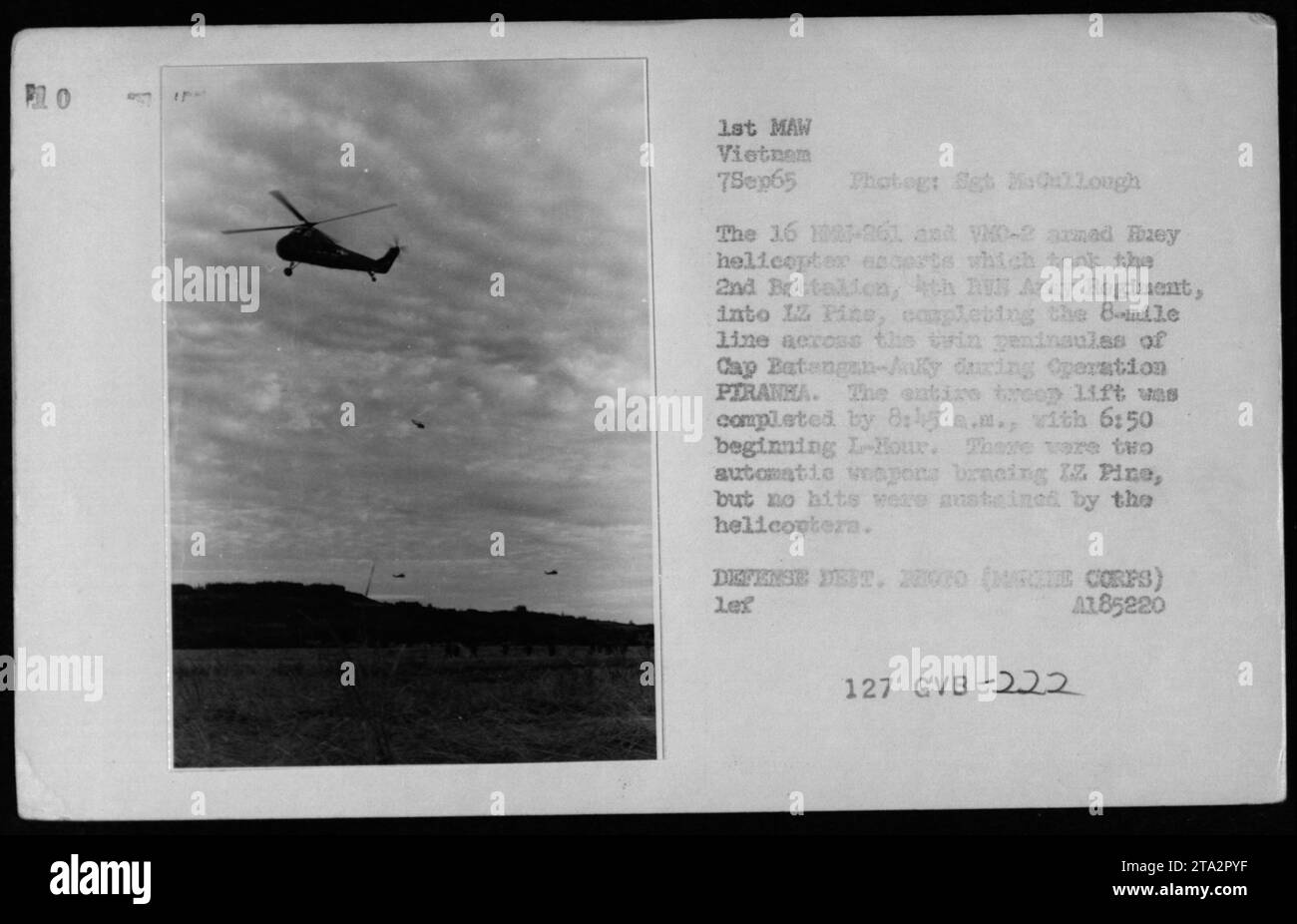 UH-34 Hubschrauber, die am 7. September 1965 vom 1. MAW Vietnam geflogen wurden, werden hier während der Operation PIRANHA gesehen. Die Hubschrauber, angeführt von den 16 A-261 und 0-2 bewaffneten Frey Escorts, transportierten das 2. Bataillon, das R Azay Regiment, nach IZ Pine – einer 8 Meilen langen Linie über die Halbinsel Cap Batangan-Anky. Trotz der Begegnung mit zwei automatischen Waffen auf der IZ Pine wurden die Hubschrauber nicht getroffen. Dieses Bild ist als DEFENSE DEST kategorisiert. 28020 (URCE CORPS) LEF 4185220 127 GVB-222. Stockfoto