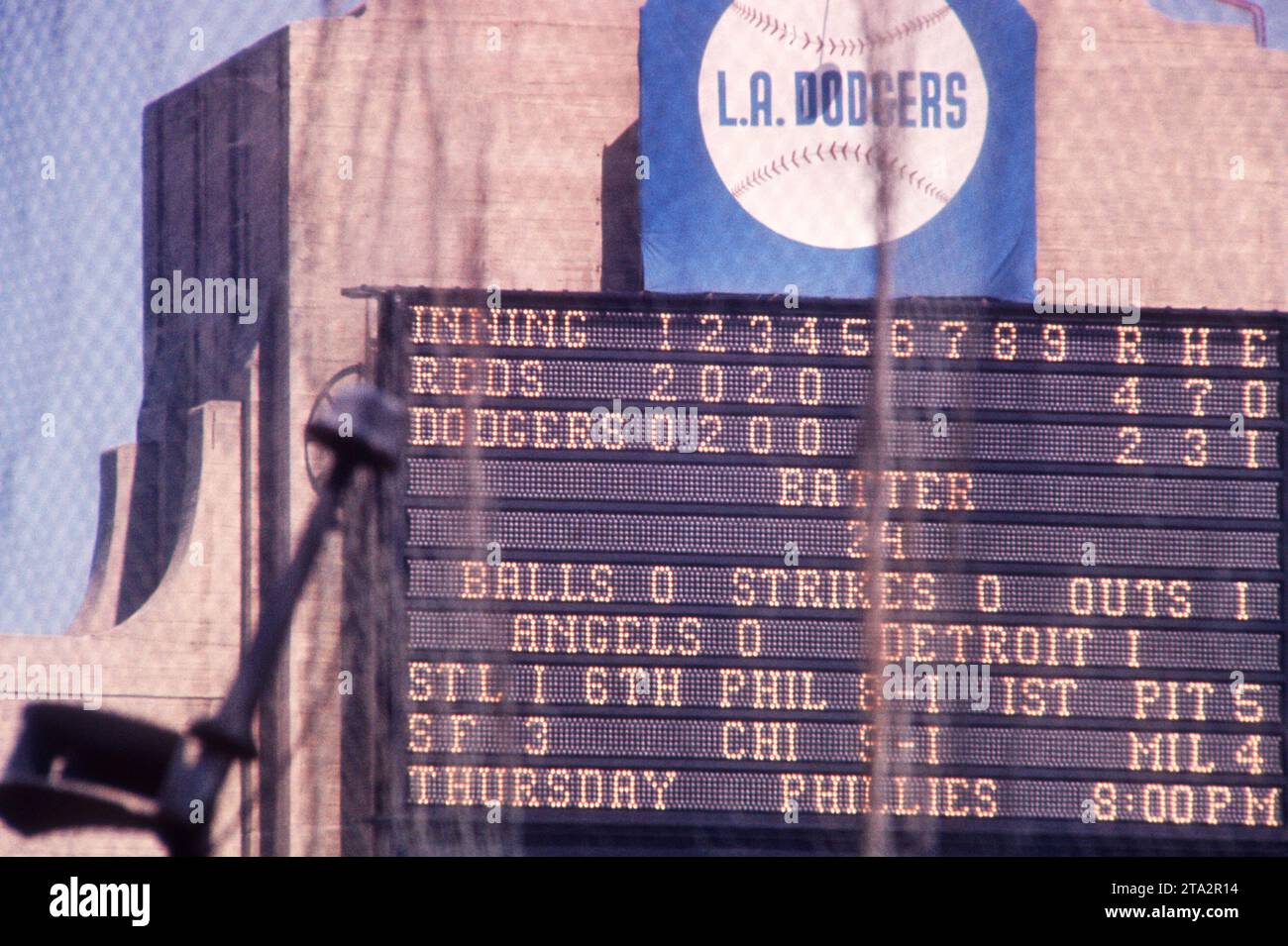 LOS ANGELES, KALIFORNIEN - 9. JULI: Allgemeine Ansicht der Anzeigetafel während eines MLB-Spiels zwischen den Cincinnati Reds und den Los Angeles Dodgers am 9. Juli 1961 im Los Angeles Memorial Coliseum in Los Angeles, Kalifornien. (Foto: Hy Peskin) Stockfoto