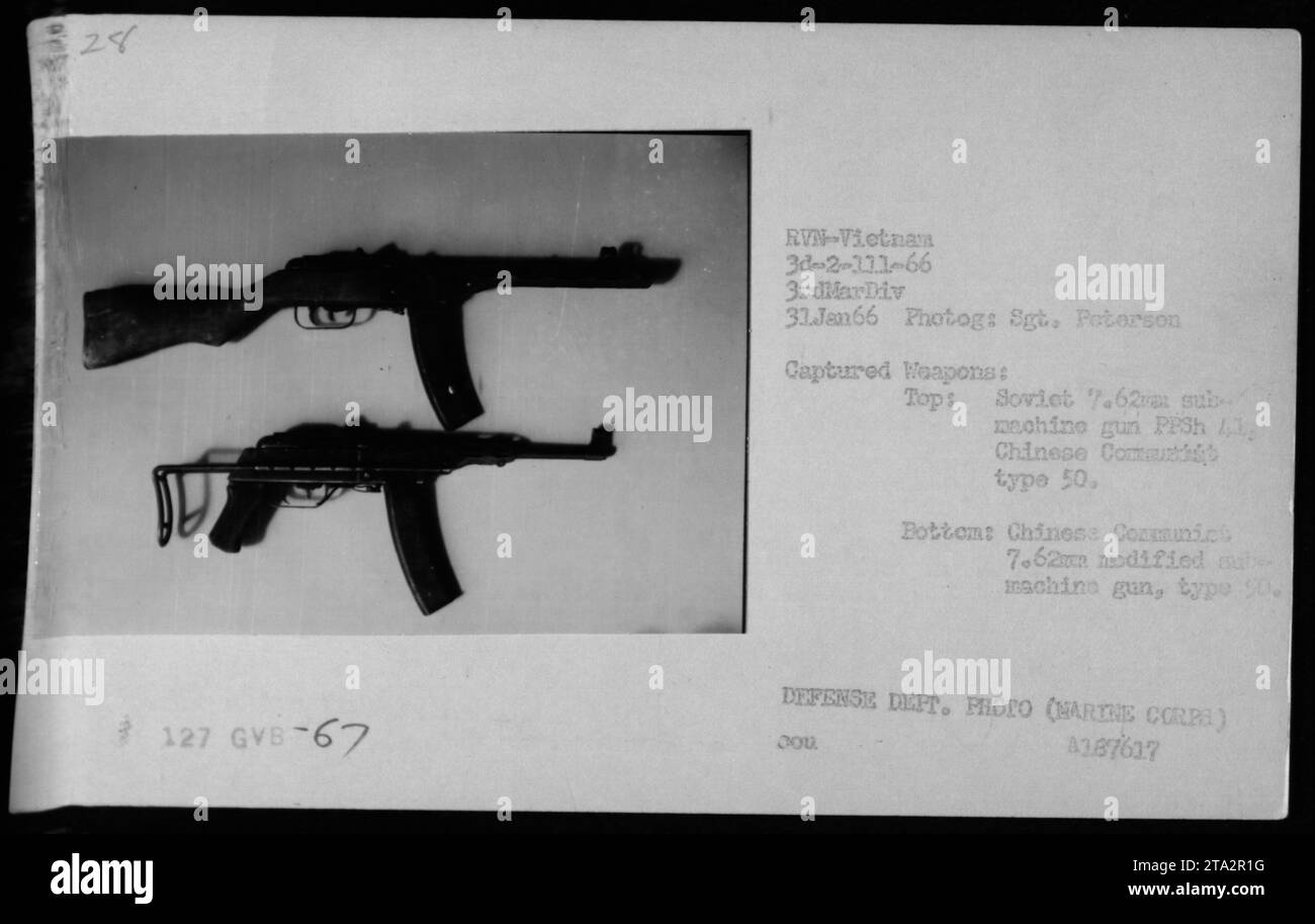 Ein Foto, das die Waffen während des Vietnamkriegs zeigt. Die oberste Waffe wird als sowjetische Maschinenpistole 7,62 PPSH 41 und als chinesische Koma Typ 50 mit Kuu identifiziert. Die untere Waffe ist eine modifizierte chinesische kommunistische 7,62 mm Maschinenpistole vom Typ 50. Foto von Sgt. Peterson, 31. Januar 1966. Stockfoto
