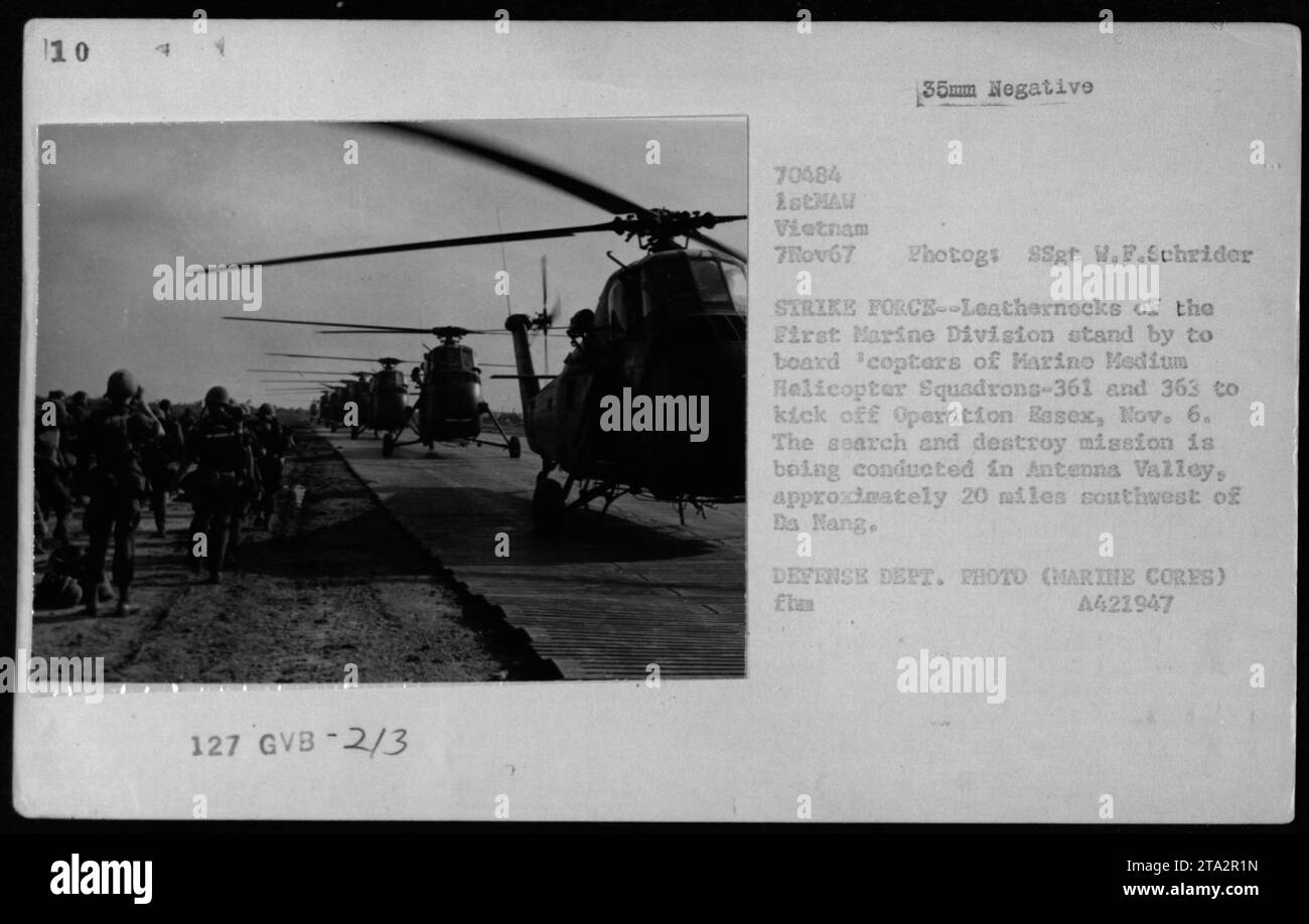 Am 6. November 1967 bereiten sich die Marines der First Marine Division darauf vor, an Bord der Hubschrauber der Medium Helicopter Squadrons 361 und 363 für die Operation Essex zu gehen, eine Such- und Zerstörungsmission im Antenna Valley, etwa 20 Meilen südwestlich von da Nang, während des Vietnamkriegs. Stockfoto
