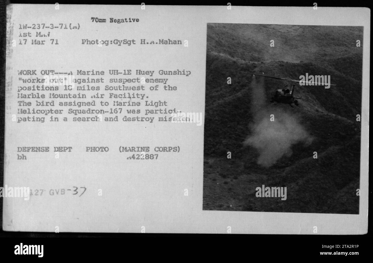 Bildunterschrift: Marine UH-1E Huey-Kanonenschiff führt am 17. März 1971 Luftangriffe gegen mutmaßliche feindliche Positionen durch, 18 Meilen südwestlich der Marble Mountain Air Facility. Das Kanonenschiff, das der Marine Light Helicopter Squadron-167 zugewiesen wurde, nahm an einer Such- und Zerstörungsmission während des Vietnamkriegs Teil. GVB-37. Stockfoto