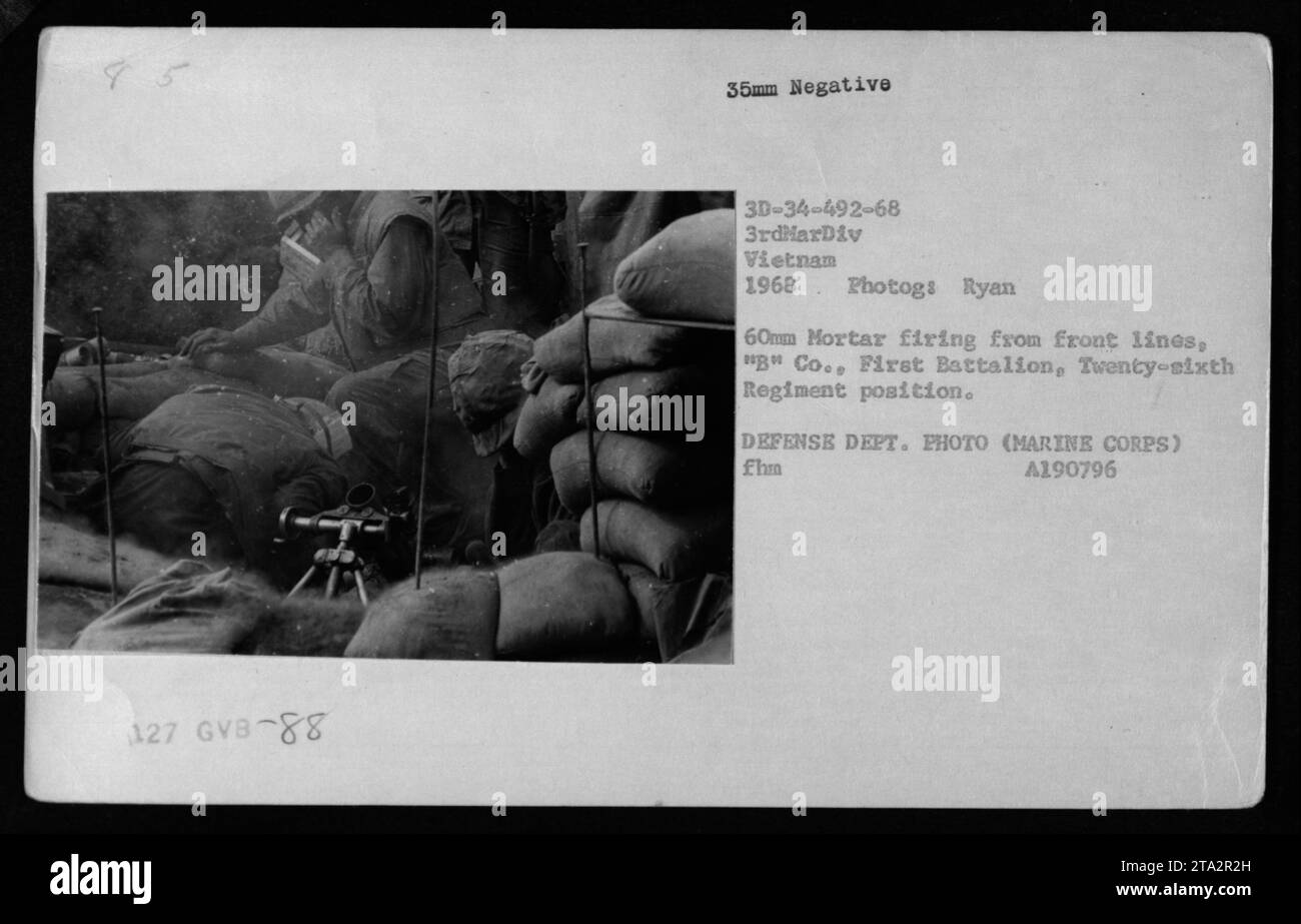 Marinesoldaten der B-Kompanie, des Ersten Bataillons, des Sechsundzwanzigsten Regiments, sind zu sehen, wie sie 1968 einen 60-mm-Mörser von den Frontlinien in Vietnam abfeuerten. Das Foto von Photogs Ryan ist ein offizielles Foto des Verteidigungsministeriums, das im Negativformat von 35 mm im Rahmen der Aktivitäten der 3. Marine-Division in Vietnam aufgenommen wurde. Bildreferenz: 3D-34-492-68, A190796. Stockfoto