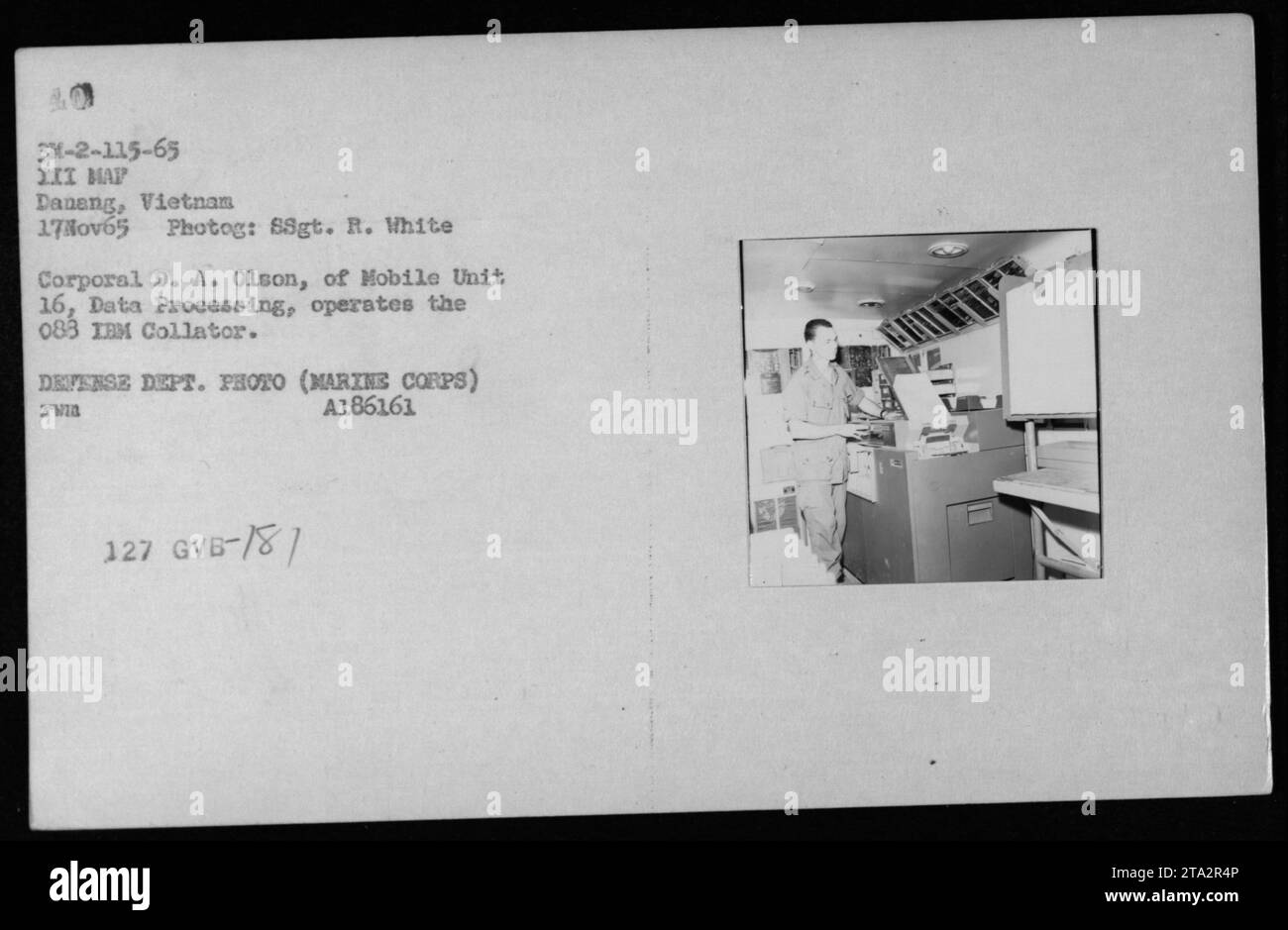 Corporal D.A. Olson von Mobile Unit 16, Data Processing, wird am 17. November 1965 auf der III Marine Amphibious Force Base in Daueng, Vietnam, gesehen, wie er den IBM Collator 083 betreibt. Dieses Foto wurde von 88gt aufgenommen. R. White ist ein offizielles Foto des Verteidigungsministeriums (Marine Corps) mit der Aktenzeichen A186161 ZWIA 127 GVG-787. Stockfoto