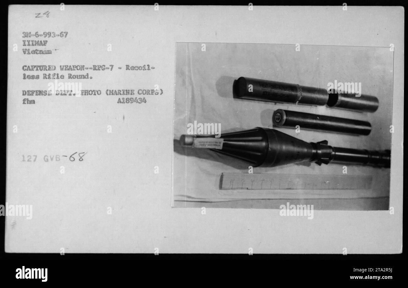 RPG-7 Recoil-less Rifle Round, Vietnam 1967. Dieses Foto zeigt eine Momentaufnahme von Waffen, die während des Vietnamkriegs beschlagnahmt wurden. Das Bild zeigt ein RPG-7-Gewehr ohne Rückstoß, das als Teil der amerikanischen Militäreinsätze aufgenommen wurde. Stockfoto