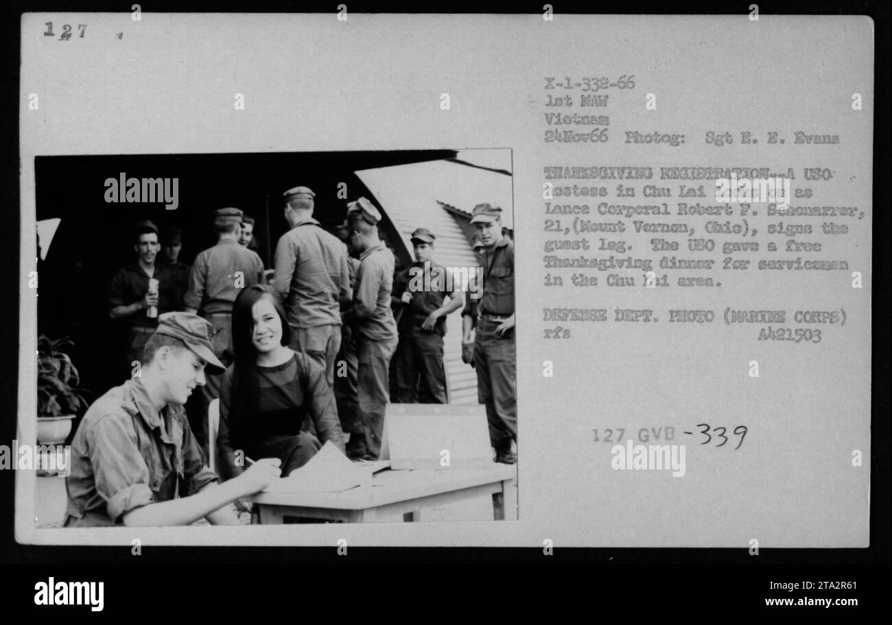 USO und Rotes Kreuz unterstützen Lance Corporal Robert F. Schonarrer, 21, aus Mount Vernon, Ohio, bei der Unterzeichnung des Gästestudiums für ein Thanksgiving-Dinner, das von USO in Chu Lai organisiert wurde. Die Veranstaltung bot eine kostenlose Mahlzeit für Soldaten in der Gegend. Aufnahme am 24. November 1966 von Sgt E. E. Evans. Stockfoto