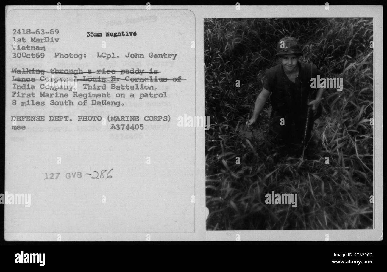 Am 30. Oktober 1969 lief Lance Corporal Louis B. Cornelius of India Company, 3. Bataillon, 1. Marine-Regiment, während militärischer Feldoperationen auf einer Patrouille 8 Meilen südlich von Danang, Vietnam, durch ein Schlaffeld. Stockfoto