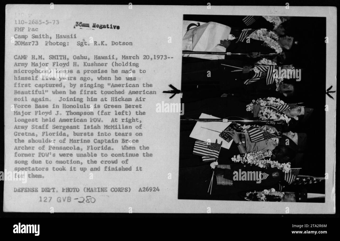 Major Floyd H. Kushner der US-Armee erfüllt ein Versprechen, das er sich vor fünf Jahren gegeben hat, indem er nach seiner Rückkehr „American the Beautiful“ singt. Zu ihm gesellt sich der Green Beret Major Floyd J. Thompson, der am längsten gehaltene amerikanische Kriegsgefangene. Emotional überwältigt, schließen sich Armeestabwehrschütze Isiah McMillan und Marinekapitän Bruce Archer in Tränen zusammen. Foto auf der Hickam Air Force Base in Honolulu am 20. März 1973. Stockfoto