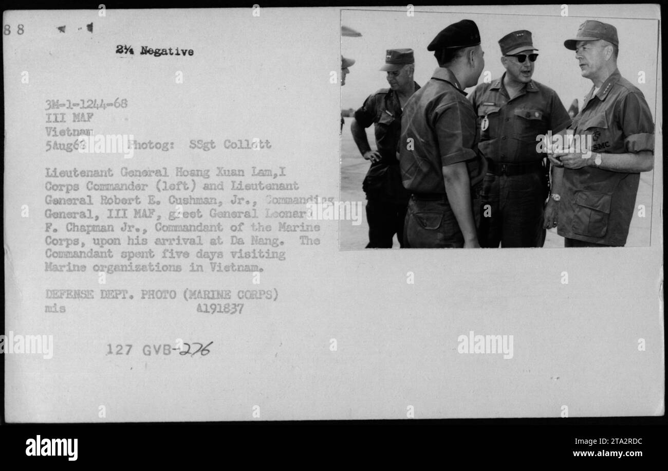 Generalleutnant Hoang Xuan Lam und Generalleutnant Robert E. Cushman Jr. begrüßen General Leonard F. Chapman Jr., Kommandeur des Marinekorps, bei seiner Ankunft in da Nang während des Vietnamkriegs. General Chapman besuchte fünf Tage Marine-Organisationen in Vietnam. Bildunterschrift: Foto des Verteidigungsministeriums (Marine Corps) vom 5. August 1968. Stockfoto