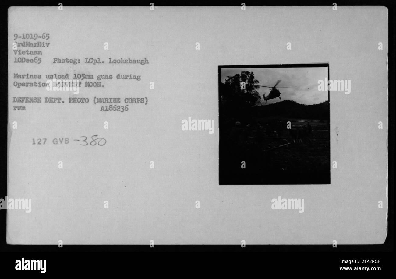 Marines mit der 3. Marine-Division in Vietnam entladen am 10. Dezember 1965 während der Operation HARVEST MOON 106-mm-Gewehre. Die Gewehre waren eine wichtige Waffe für die amerikanischen Truppen, da sie Antipanzerfähigkeiten lieferten. Dieses Foto, aufgenommen von LCpl. Lookebaugh Marinca ist Teil der Sammlung des Verteidigungsministeriums und zeigt die militärischen Aktivitäten während des Vietnamkriegs. Stockfoto