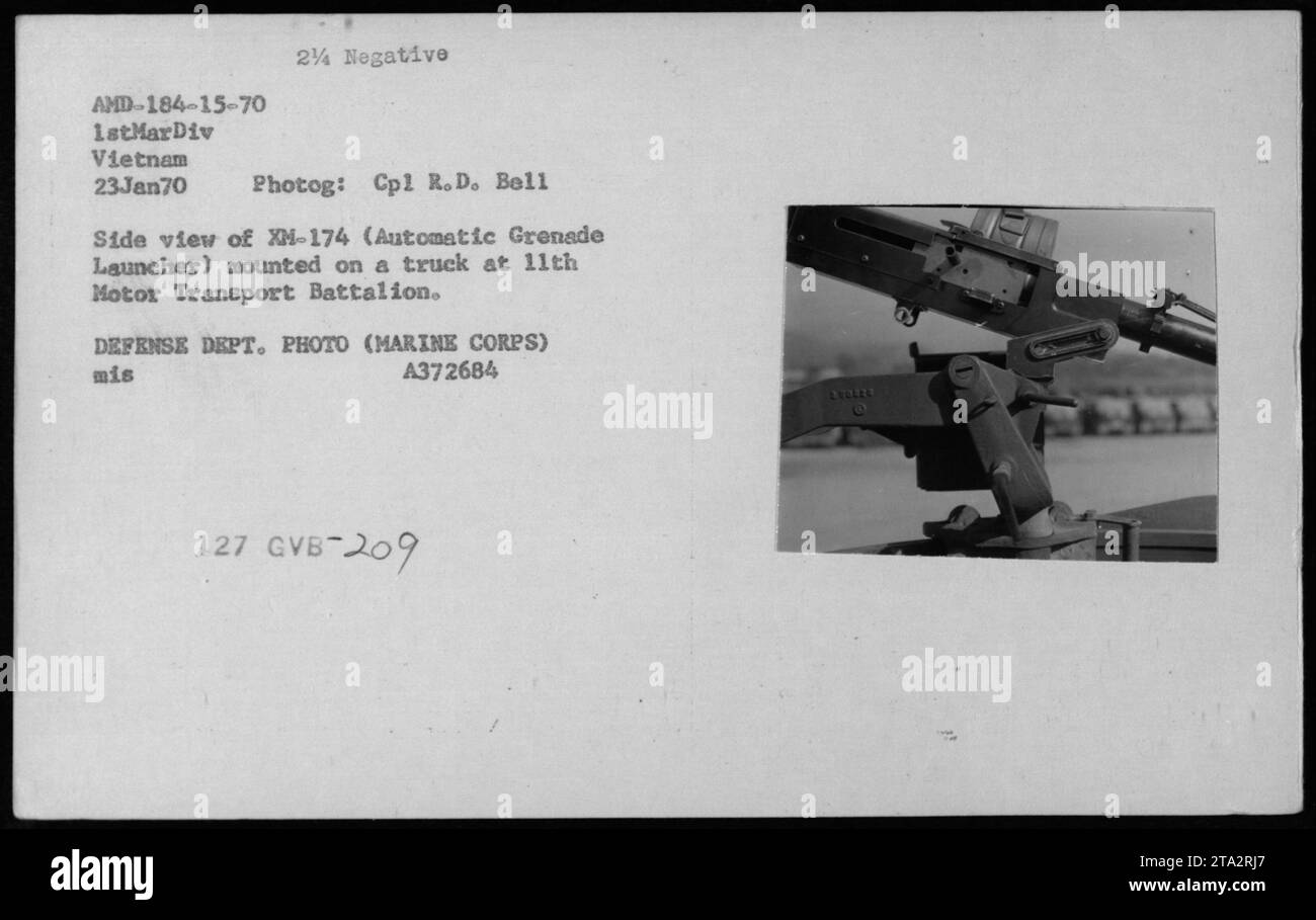 Dies ist ein Foto, das am 23. Januar 1970 während des Vietnamkriegs aufgenommen wurde. Es zeigt eine Seitenansicht eines automatischen Granatwerfer XM-174, der auf einem Lkw des 11. Motortransportbataillons der 1. Marine-Division montiert ist. Das Bild ist in Schwarzweiß und wurde von CPL R.D. Bell aufgenommen. Stockfoto