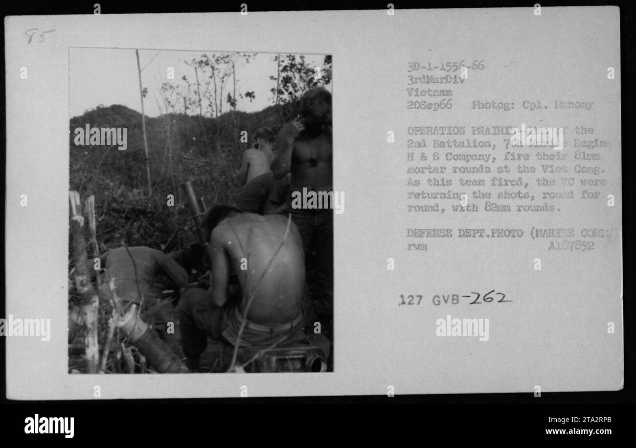 Männer der H&S Company, 2. Bataillon, 7. Marine-Regiment, feuern 81-mm-Mörsergranaten auf Viet Cong-Positionen während der Operation Prairie am 20. September 1966 in Vietnam ab. Die Aktion wird von CPL Mahony für das Verteidigungsministerium, Marine Corps dokumentiert. Stockfoto