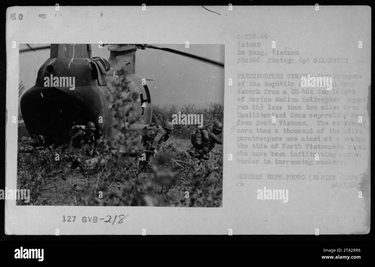 Eine Gruppe Fallschirmjäger der Republik Vietnam steigen von einem CH-46A Sea Knight Hubschrauber der Marine Medium Helicopter Squadron 265 aus. Das Foto wurde am 5. Oktober 1966 während der Operation Paratroopers Strike aufgenommen, die darauf abzielte, die zunehmende Infiltration der Nordvietnamesen in der Nähe der entmilitarisierten Zone zu bekämpfen. Diese Mission setzte über tausend Fallschirmjäger ein, um die Flut feindlicher Aktivitäten zu verschieben. Stockfoto