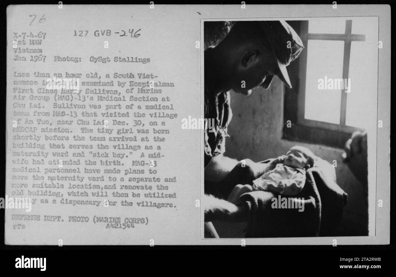 Ein südvietnamesisches Kleinkind wird von Hospitalman First Class Harry Sullivan von der Marine Air Group (mag)-13 in Chu Lai untersucht. Das Baby, weniger als eine Stunde alt, wurde kurz bevor ein medizinisches Team das Dorf an Ton auf einer MEDCAP-Mission besuchte. Es wurde geplant, die Entbindungsstation an einen besseren Ort zu verlegen und das heutige Gebäude in eine Apotheke für die Dorfbewohner umzuwandeln. Stockfoto