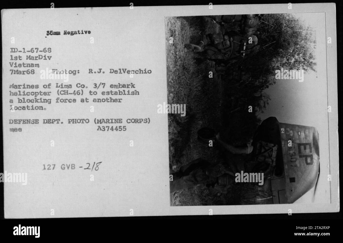 Marines der Lima Company 3/7 besteigen am 7. März 1968 einen CH-46 Hubschrauber, um eine Blockiertruppe in Vietnam aufzubauen. Das Foto dokumentiert die taktischen Operationen der 1. Marine Division während des Vietnamkriegs. Stockfoto