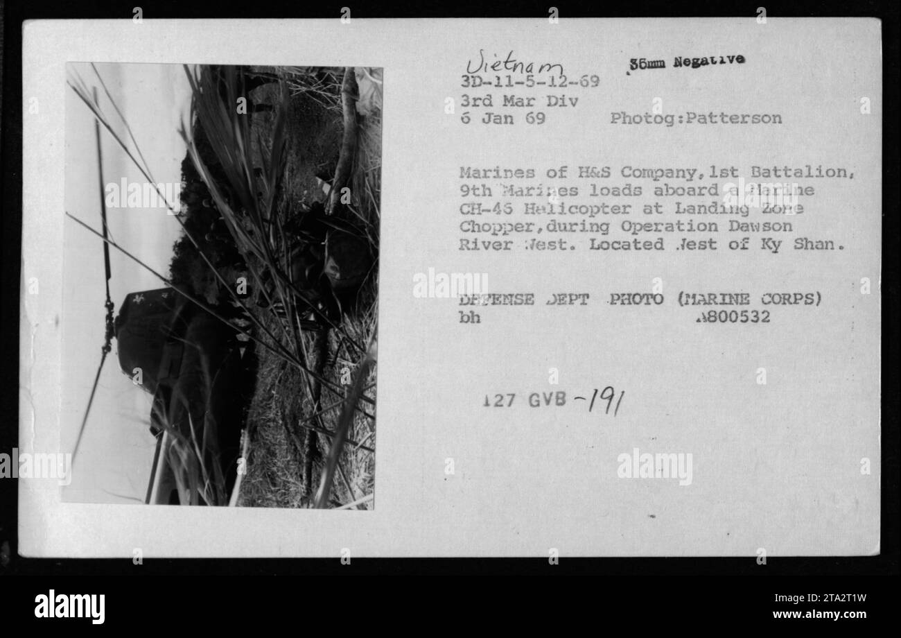 Marines der H&S Company, 1. Bataillon, 9. Marines besteigen am 6. Januar 1969 während der Operation Dawson River West einen CH-45 Hubschrauber im Landing Zone Chopper nahe Ky Shan. Stockfoto