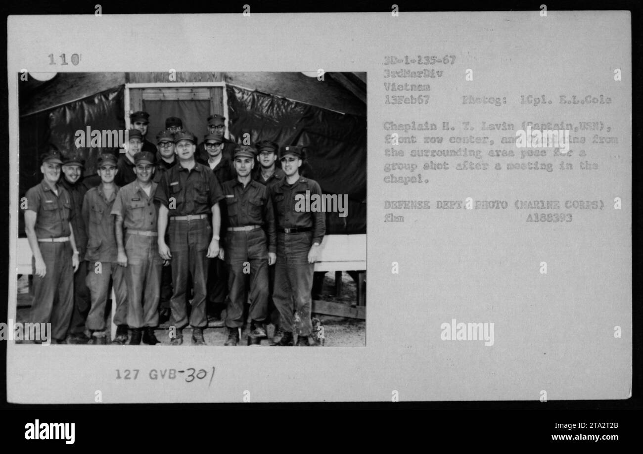 Kaplan H. T. Lavin (Captain, USM) und andere Kaplan aus der Umgebung versammeln sich während des Vietnamkriegs in der Kapelle in Vietnam. Sie posieren für einen Gruppenfoto nach einem Treffen, um einen Moment der Kameradschaft unter Militärgeistlichen festzuhalten, die im Kriegsgebiet dienen. Stockfoto