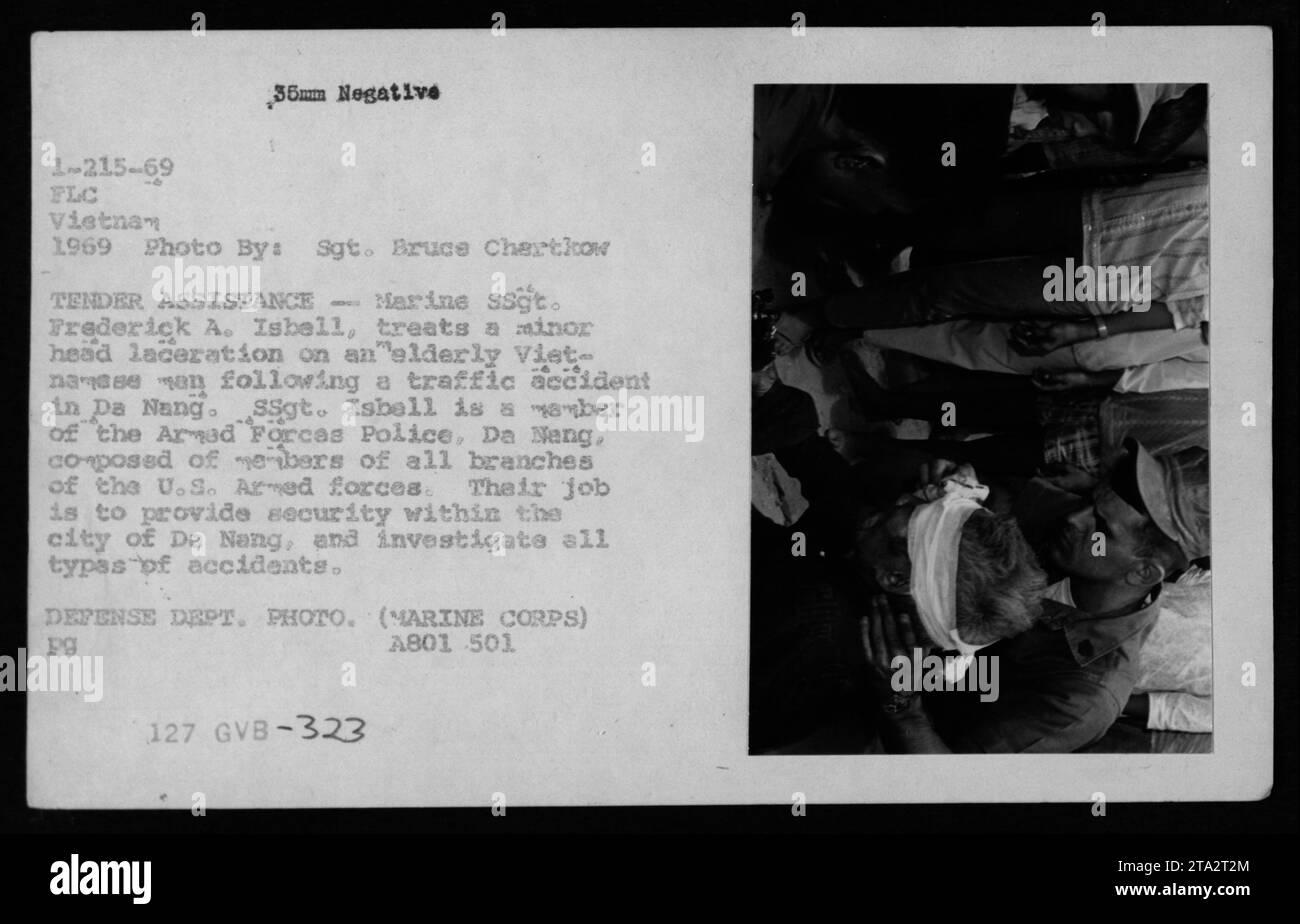 Im Jahr 1969 wurde die Marine SSgt. Frederick A. Isbell leistete medizinische Hilfe für einen älteren vietnamesischen Mann mit Kopfverletzungen, die durch einen Verkehrsunfall in da Nang verursacht wurden. Die Polizeieinheit der Streitkräfte reagierte auf den Vorfall und erfüllte Sicherheits- und Ermittlungsaufgaben. Stockfoto