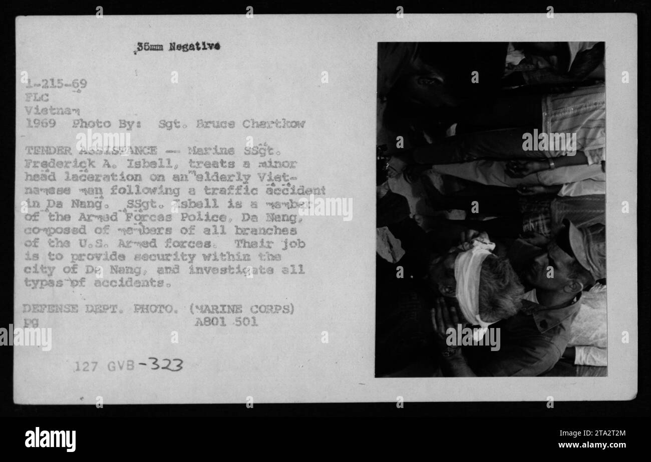 Marine SSgt. Frederick A. Isbell leistet medizinische Hilfe für einen älteren vietnamesischen Mann, der bei einem Verkehrsunfall in da Nang eine Kopfverletzung erlitt. Dieses Foto zeigt die Aktionen der Armed Forces Police, einer Einheit, die Mitglieder verschiedener Zweige der US Armed Forces umfasst. Sie erfüllen Sicherheitsaufgaben und untersuchen verschiedene Unfälle in der Stadt da Nang. Stockfoto