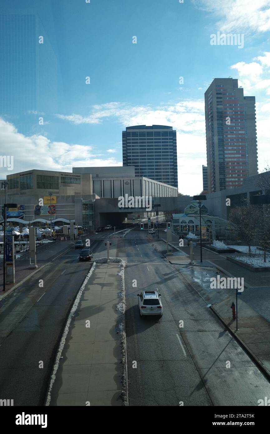 Kansas City, Missouri - 26. November 2023: Stadtansichten von den Skywalks des Crown Center in KCMO Stockfoto